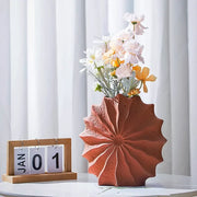 Textured Shell-Shaped Ceramic Vase – Modern Decorative Accent for Floral Arrangements