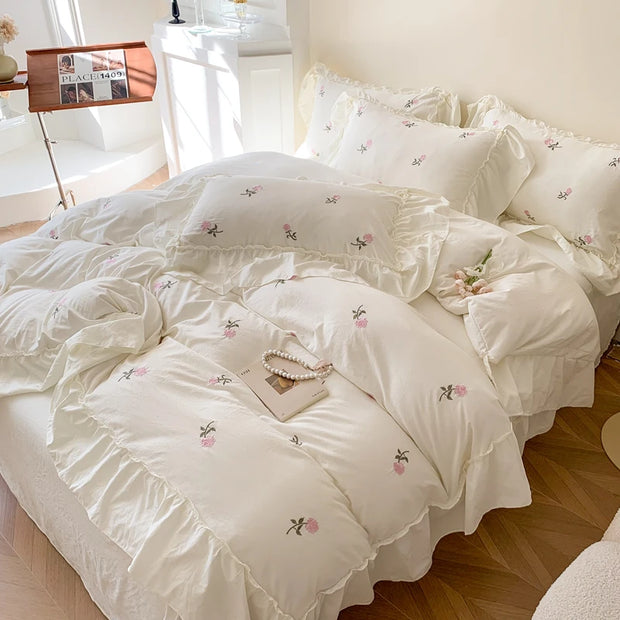 Rose embroidered duvet cover set with lace – 1 duvet cover and 2 pillowcases