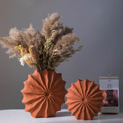 Textured Shell-Shaped Ceramic Vase – Modern Decorative Accent for Floral Arrangements